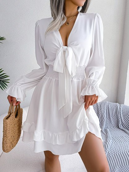 Vestido Serenia 🌟 Dale un toque romántico a tu look con este vestido corto de manga larga, con elegante lazo frontal, cintura fruncida y delicados volantes🌹