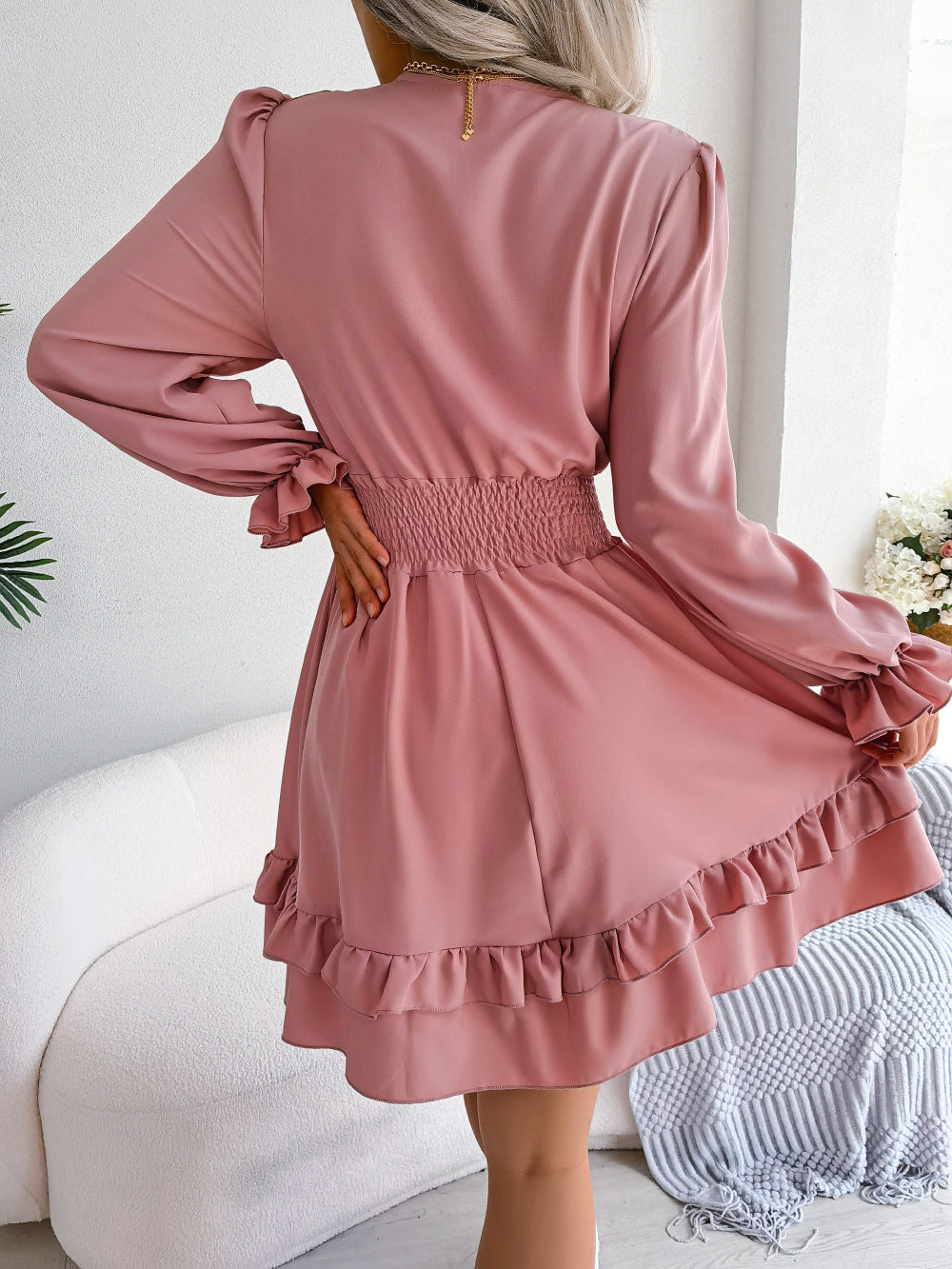 Vestido Serenia 🌟 Dale un toque romántico a tu look con este vestido corto de manga larga, con elegante lazo frontal, cintura fruncida y delicados volantes🌹