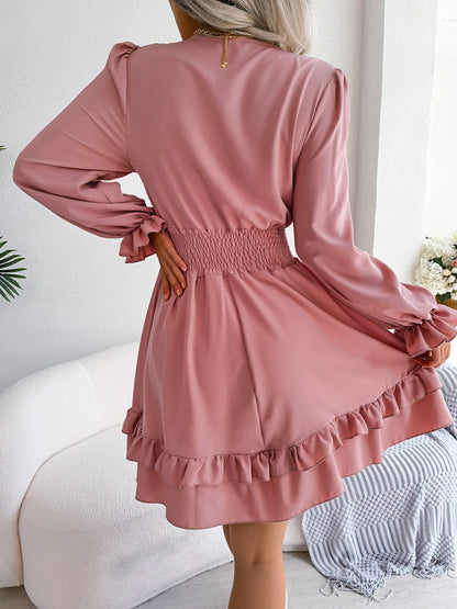 Vestido Serenia 🌟 Dale un toque romántico a tu look con este vestido corto de manga larga, con elegante lazo frontal, cintura fruncida y delicados volantes🌹