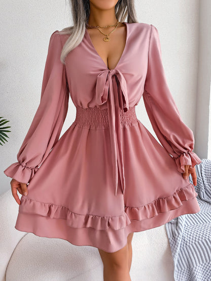 Vestido Serenia 🌟 Dale un toque romántico a tu look con este vestido corto de manga larga, con elegante lazo frontal, cintura fruncida y delicados volantes🌹